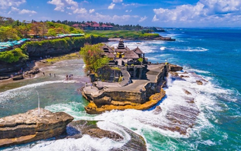 Tourists At Bali’s Tanah Lot Temple Given Important Advice About Taking Selfies